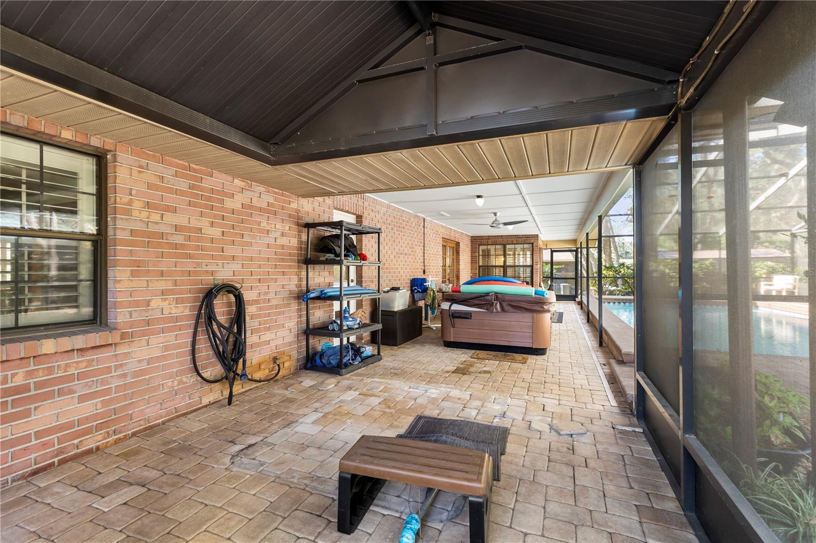 TONS OF LANAI SPACE