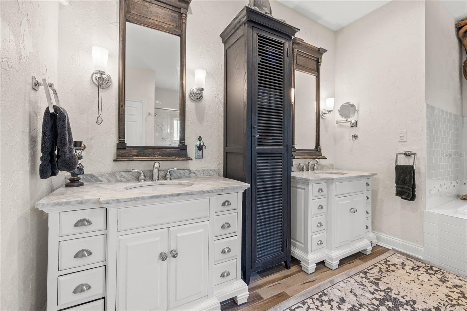 Double sink primary bath