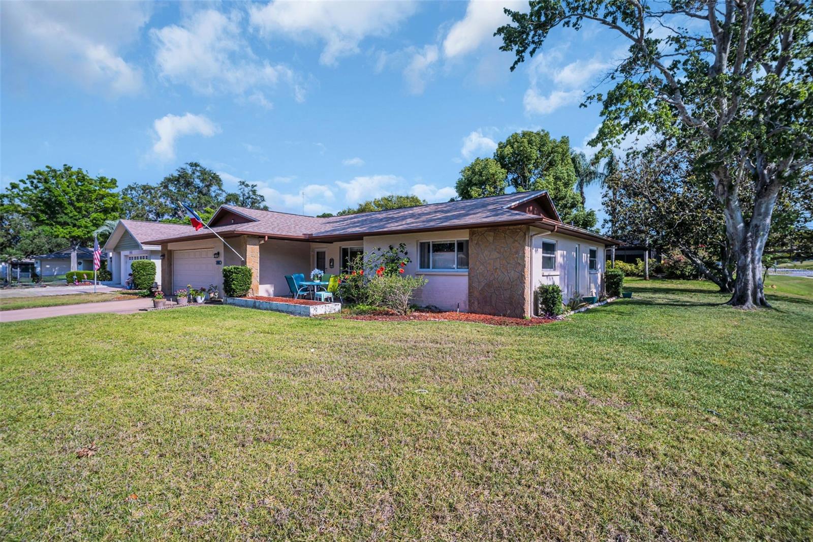 Large corner lot with deep irrigation well located on cul-de-sac~