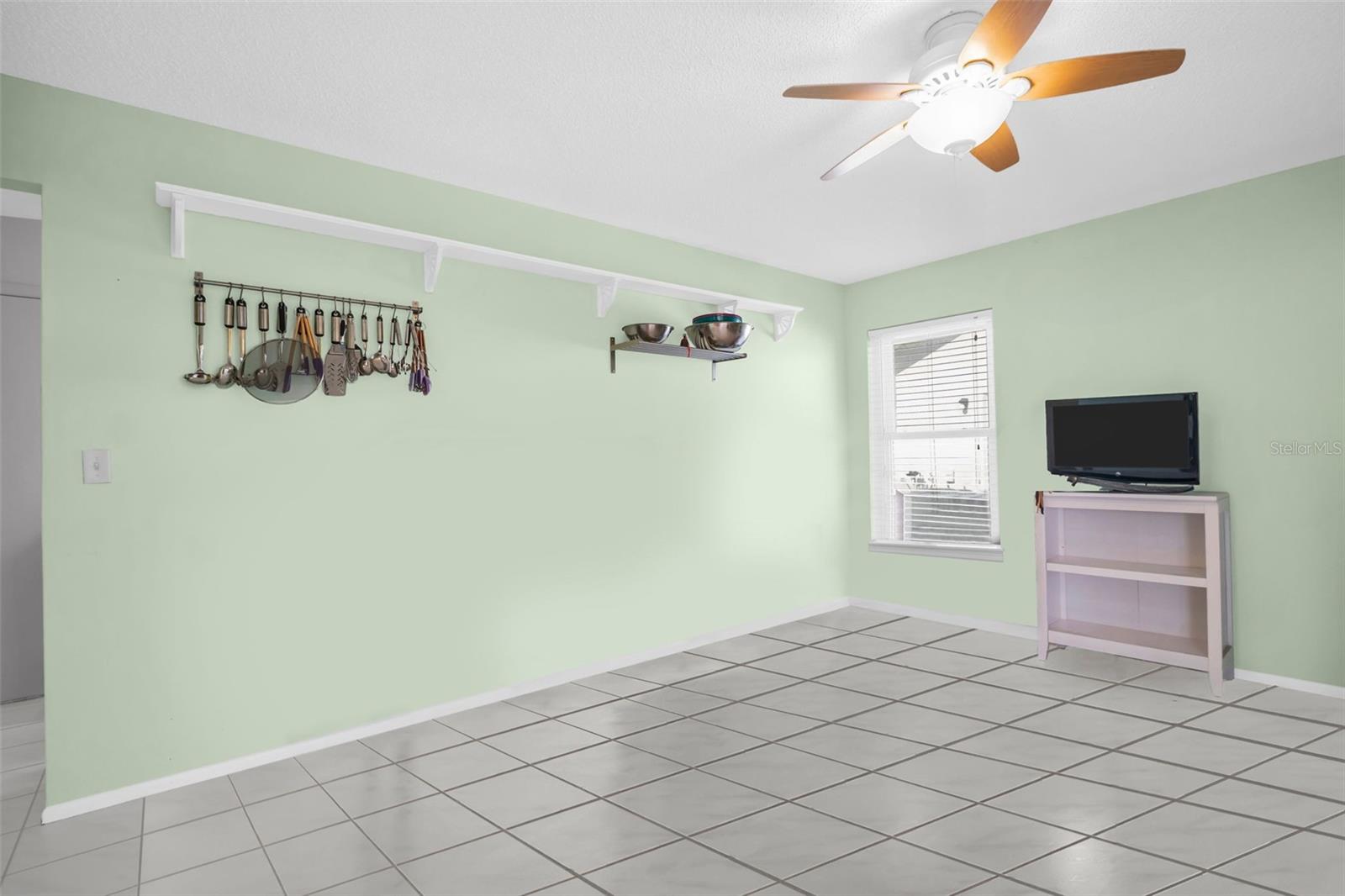 Large family room for bonus living~