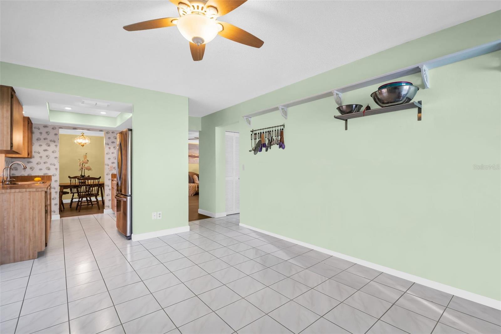 Indoor laundry room access that leads to the garage~