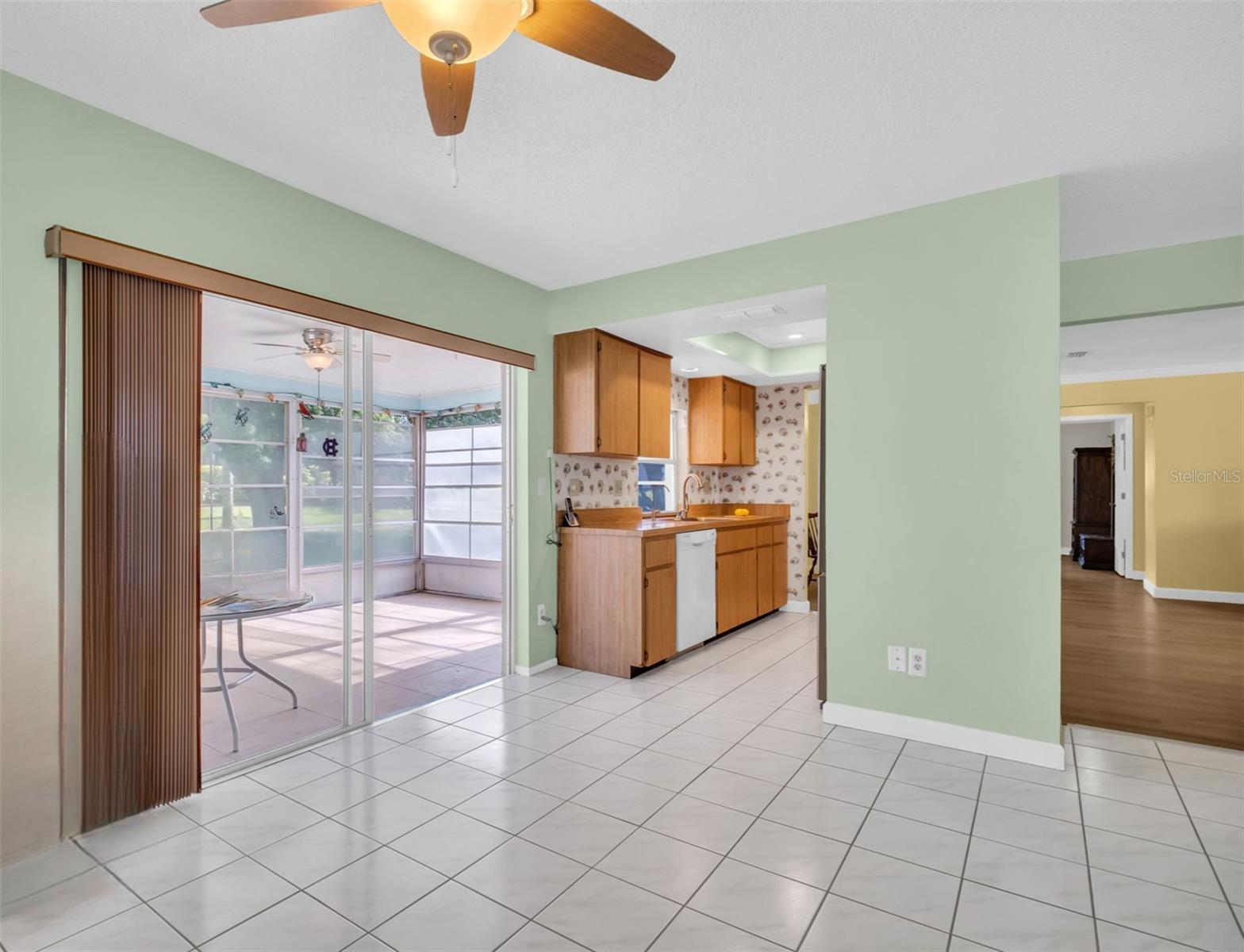 Light & airy with lanai access~