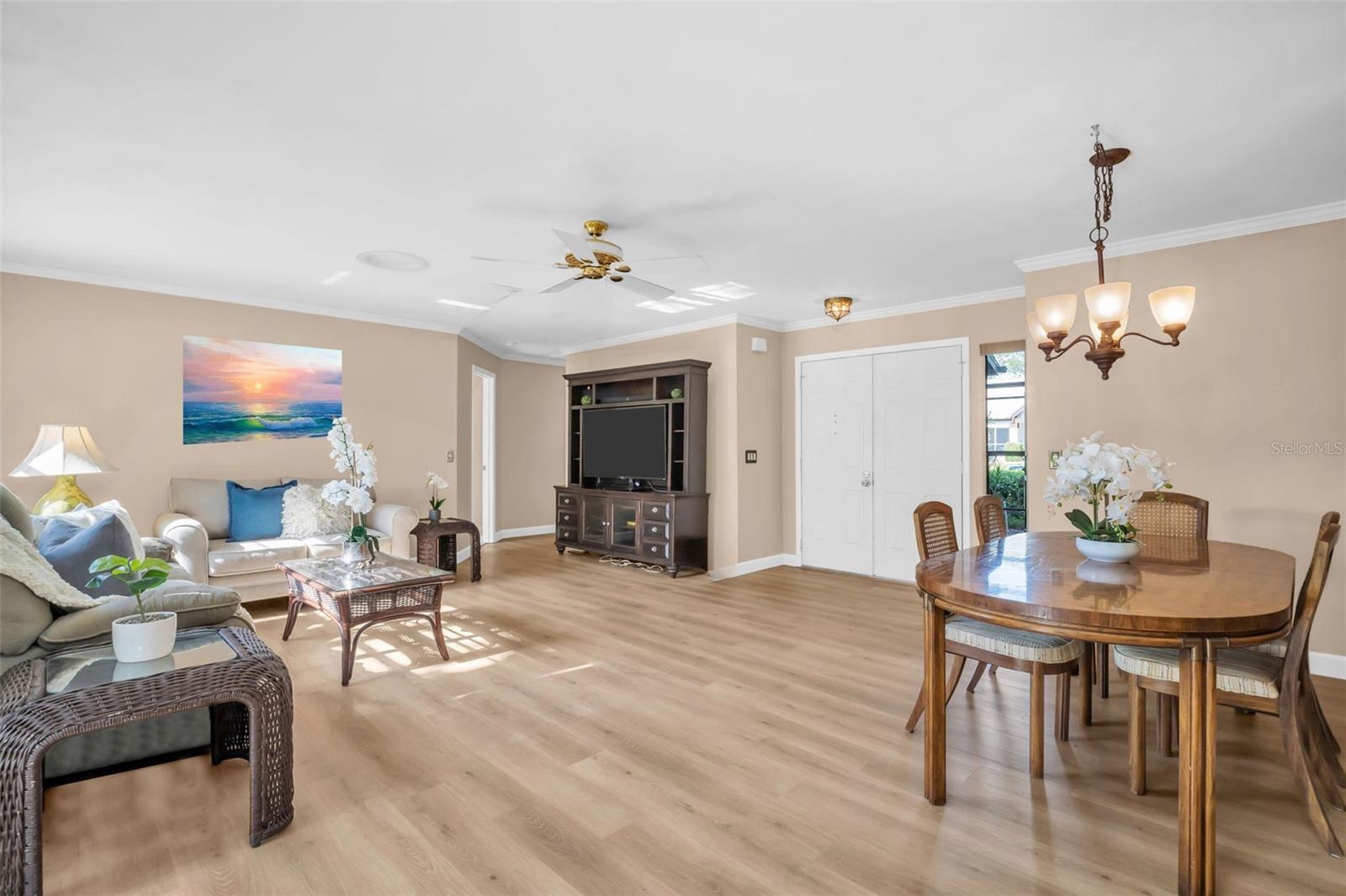 Open living/dining room combo perfect for entertaining~