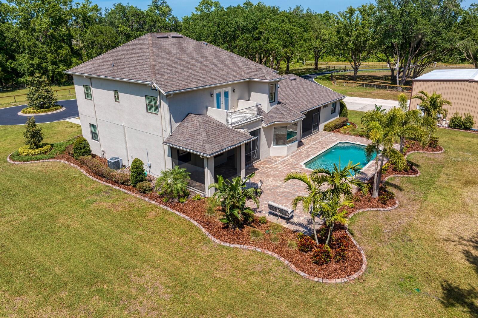 Mature landscaping!