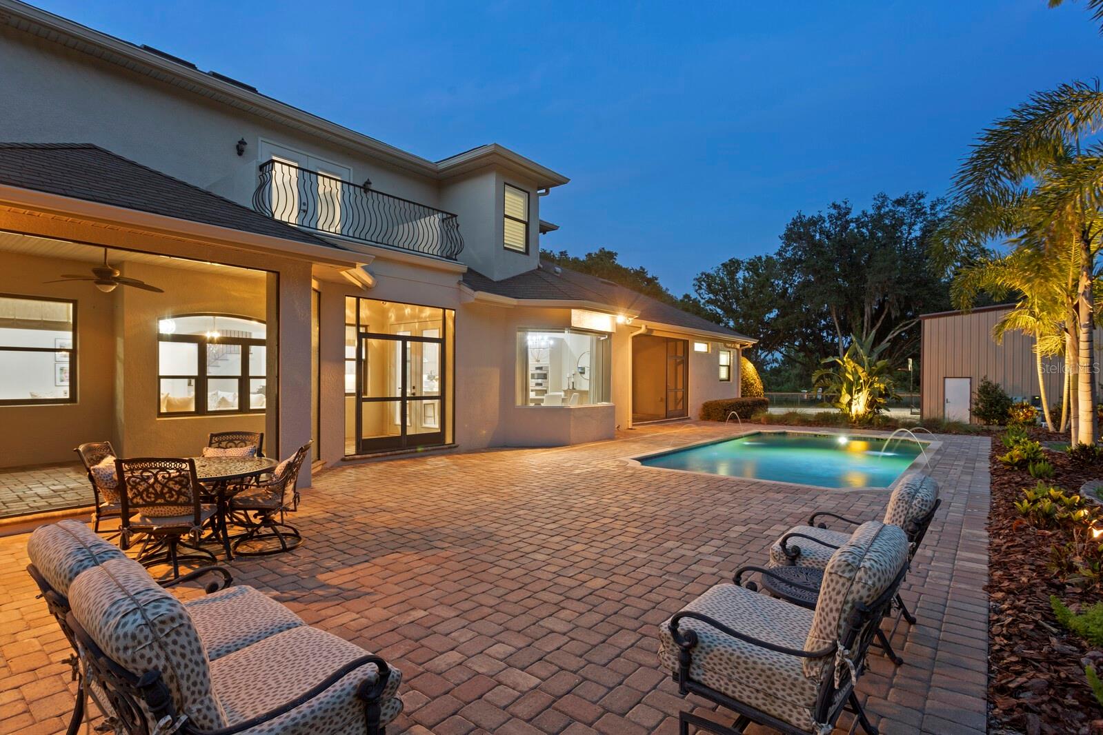 Oversized lanai!