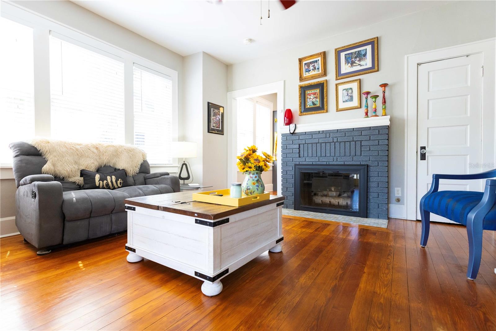 Living Room/Gas Fireplace