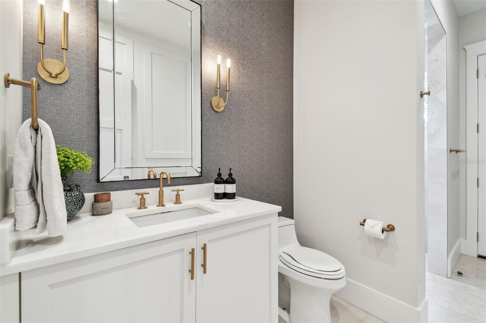 Bathroom 5 (First Floor)
