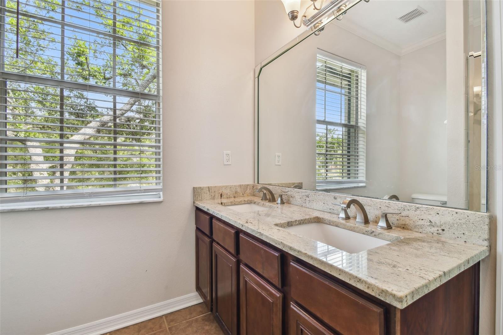 Doulbe vanity w/gorgeous granite countertops