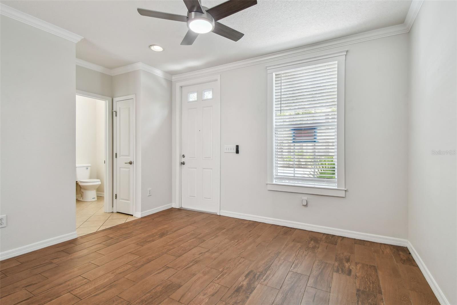 Living Room/Entrance