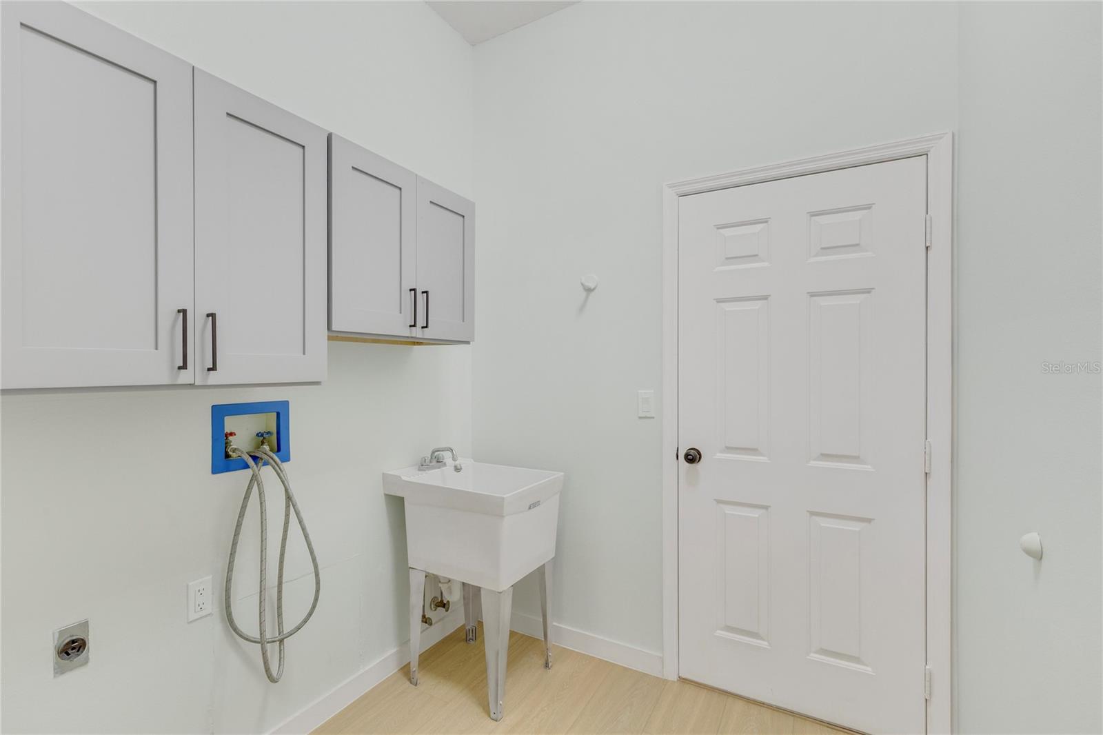 Laundry room incl utility sink