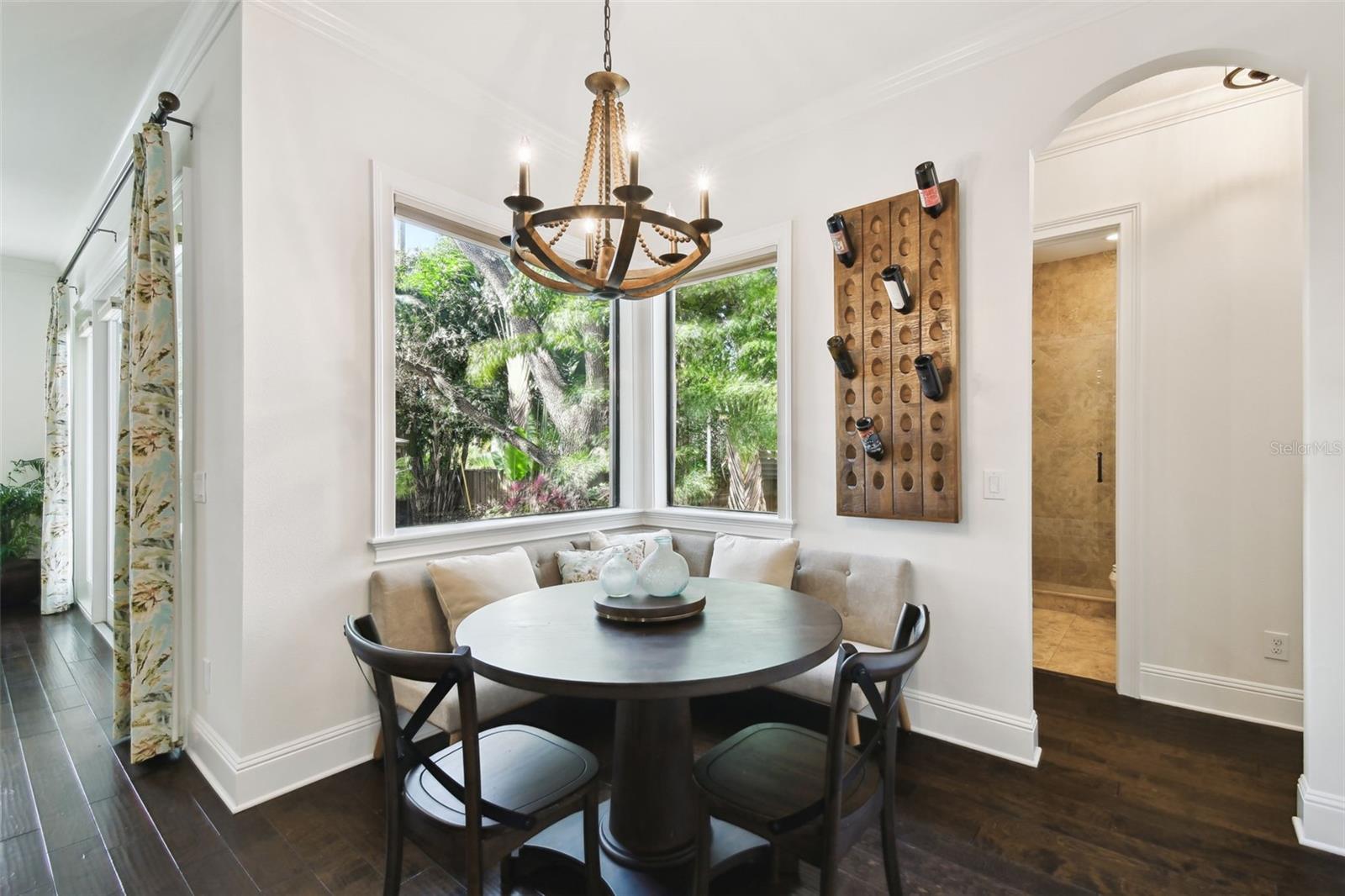 Chic breakfast nook