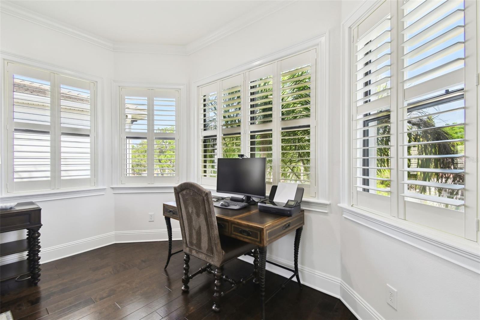 Primary room floorplan allows for desk or office area