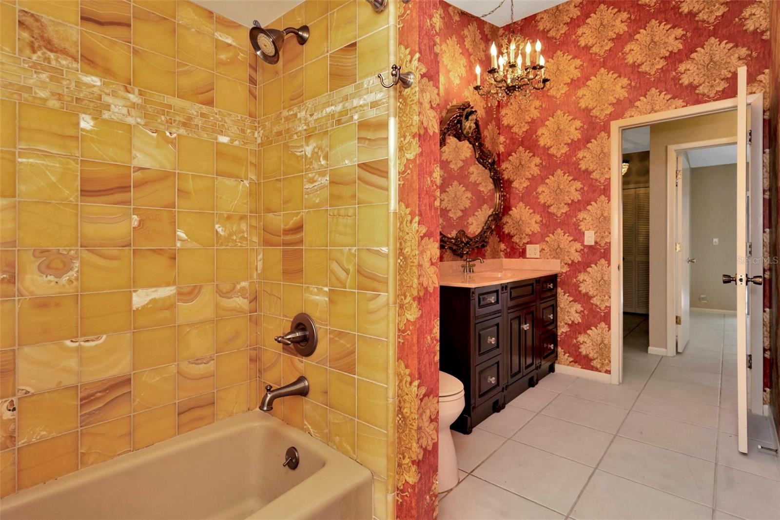 Second Bathroom and shower/bathtub