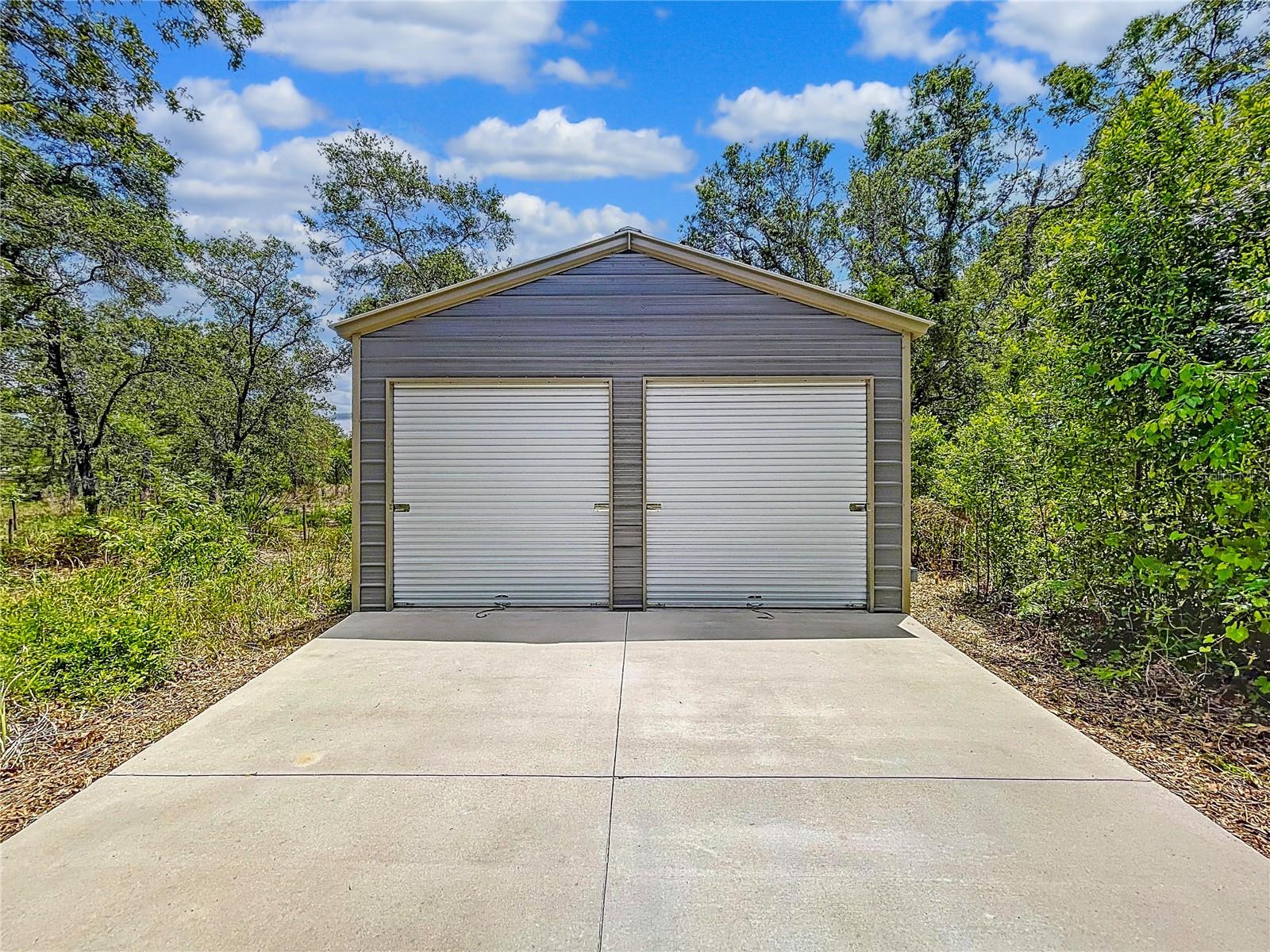 20x20 detached garage with 400 sq ft of space.