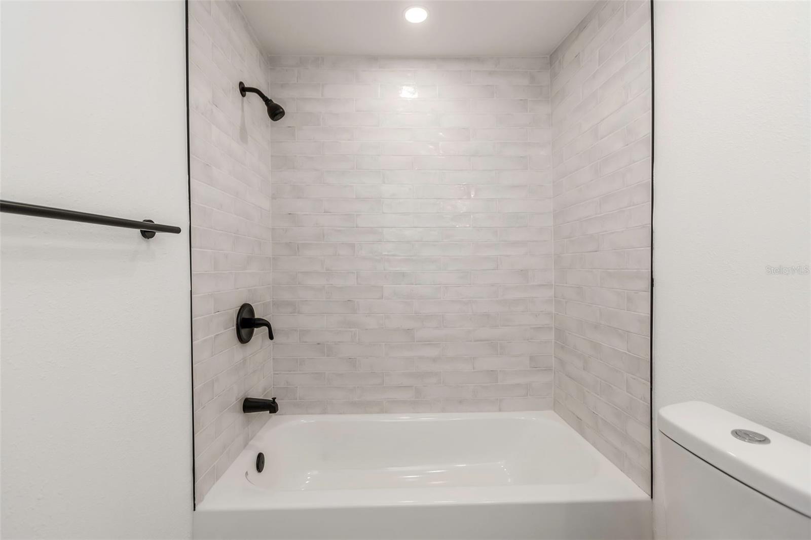 2nd bathroom tub/shower