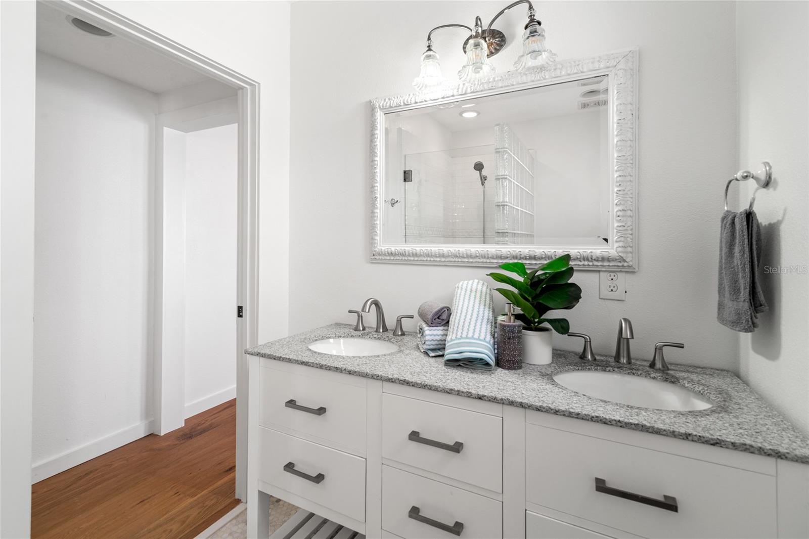 1st floor ensuite bath