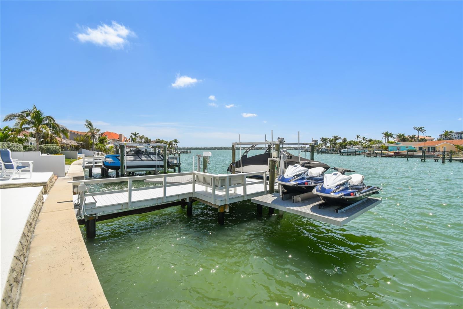 Extensive dock setup