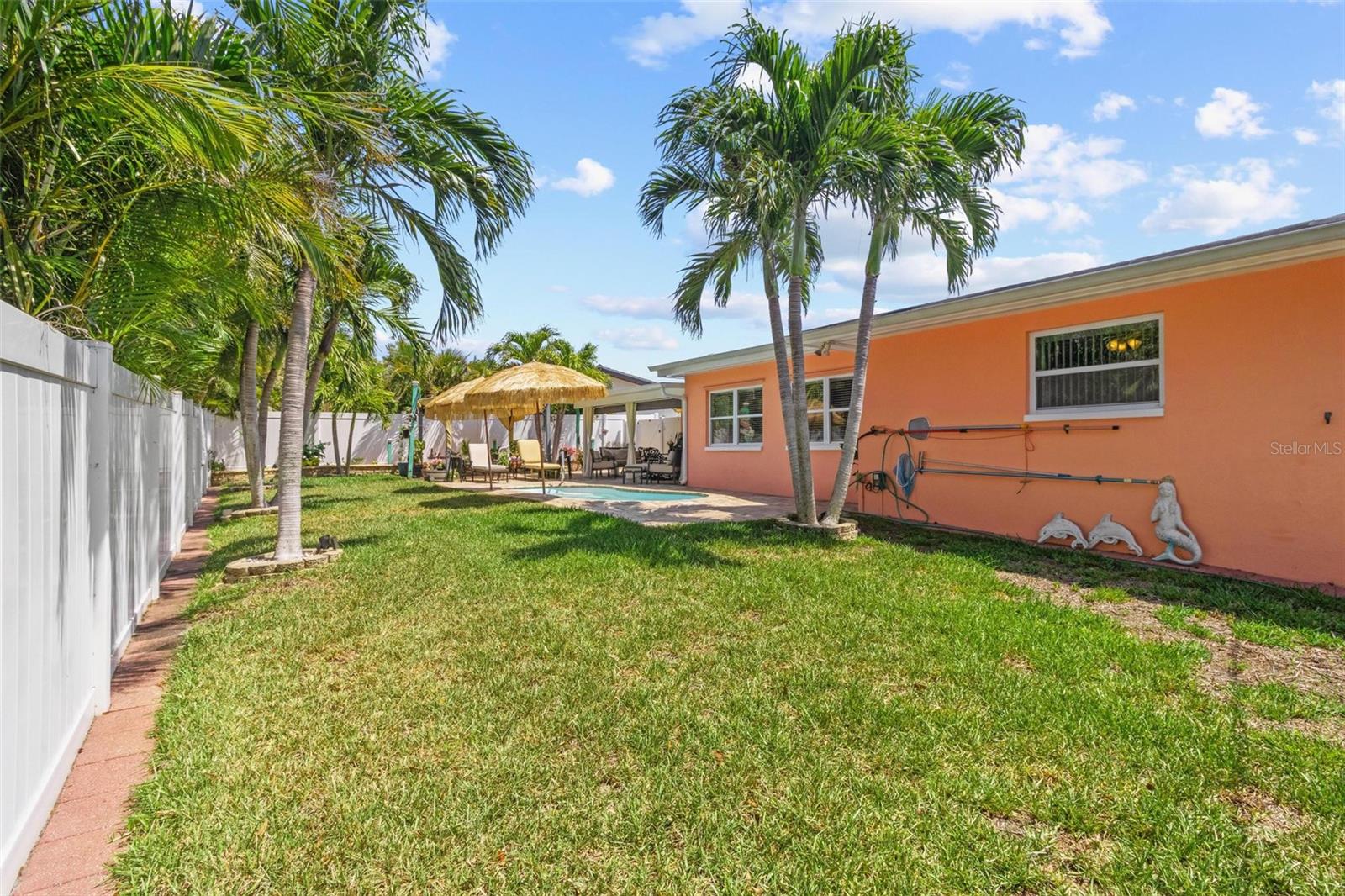 Large Side yard too!