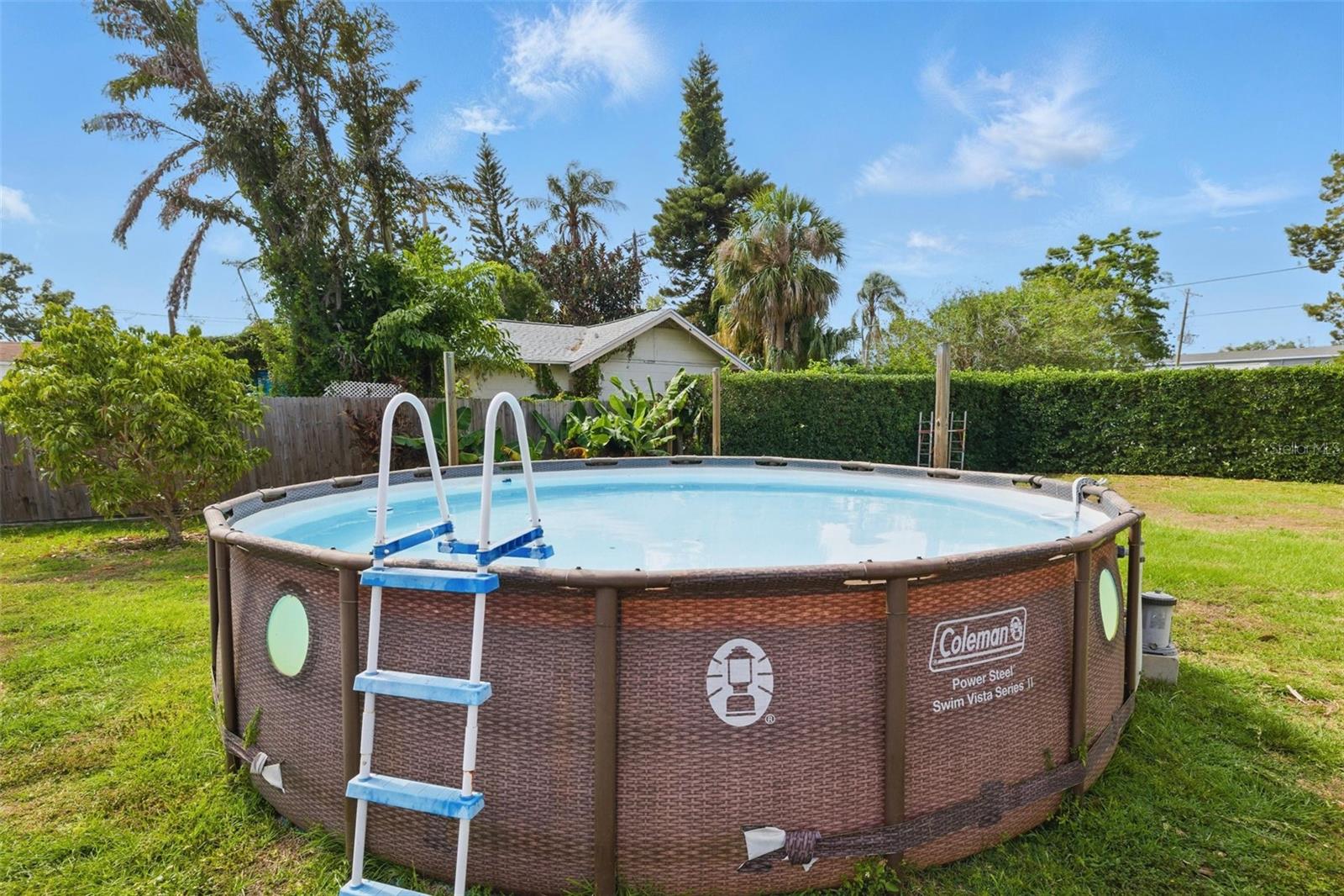 Above ground pool
