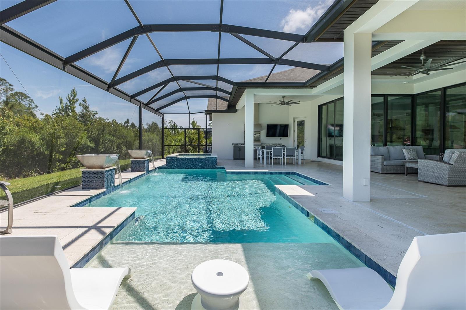 Sparkling Pool w/Custom Pool Shelf!