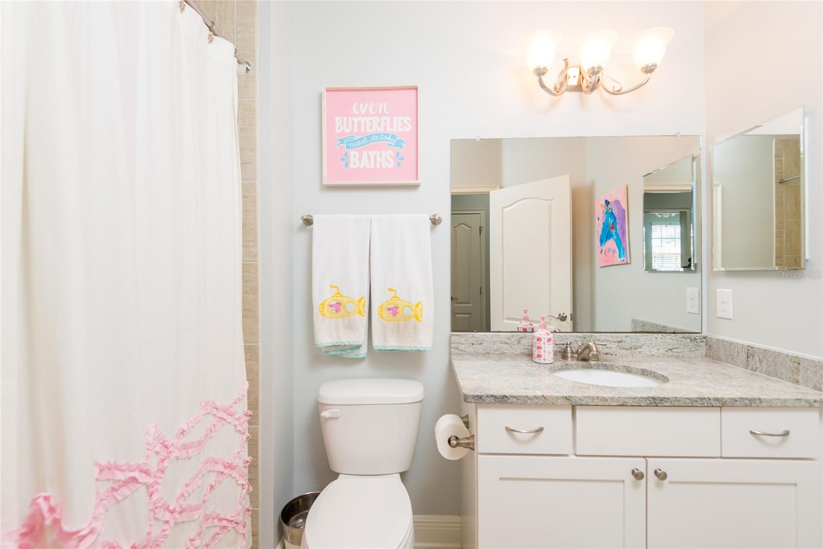 Hallway full bathroom with shower/tub combo.