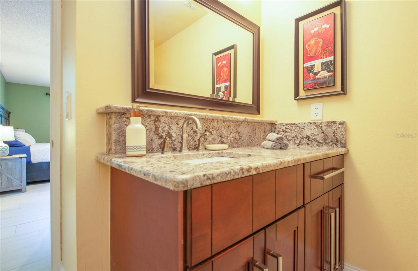 master bath en suite to master bedroom