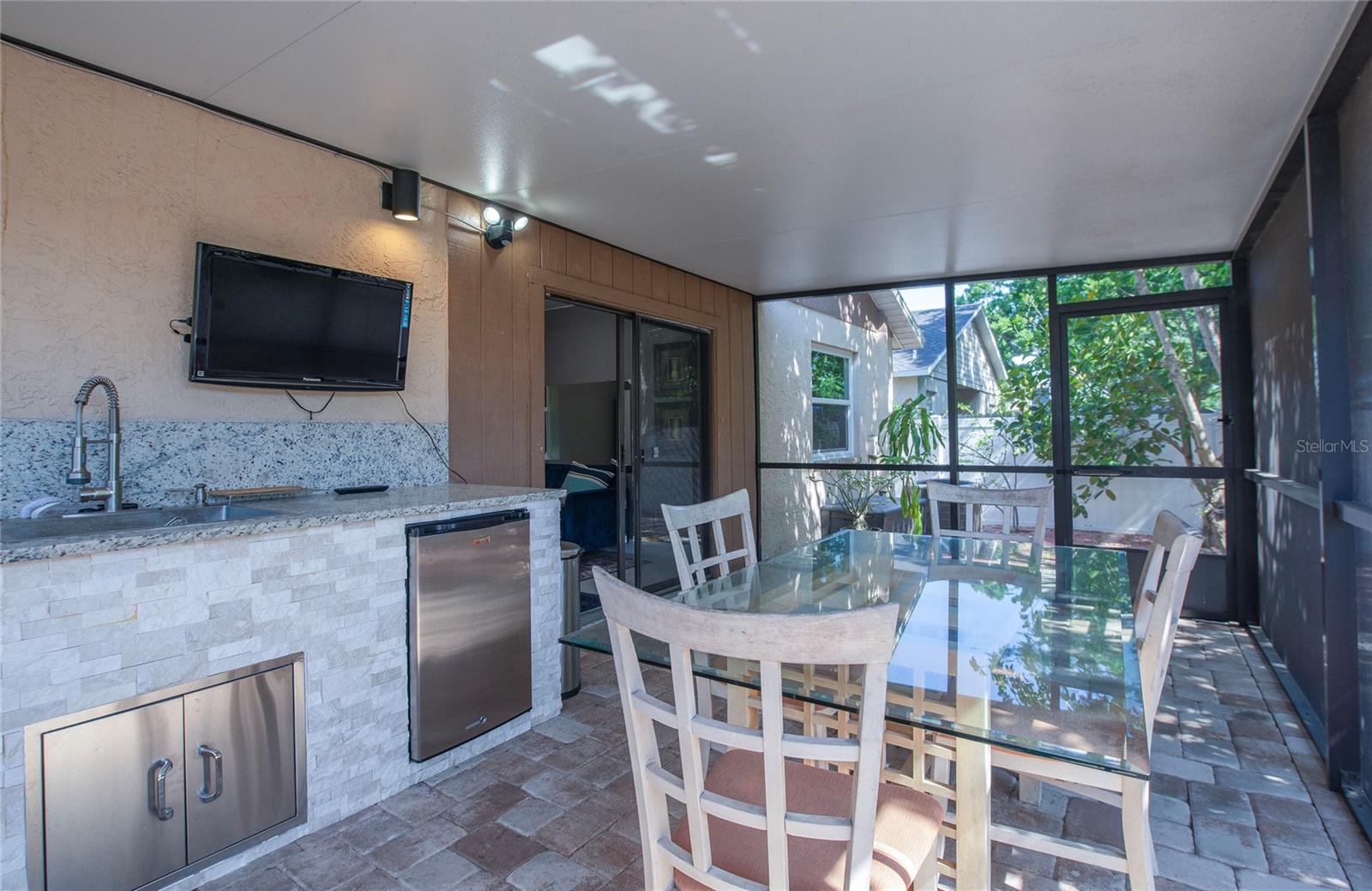 Lanai with dining table and totally equipped outdoor kitchen