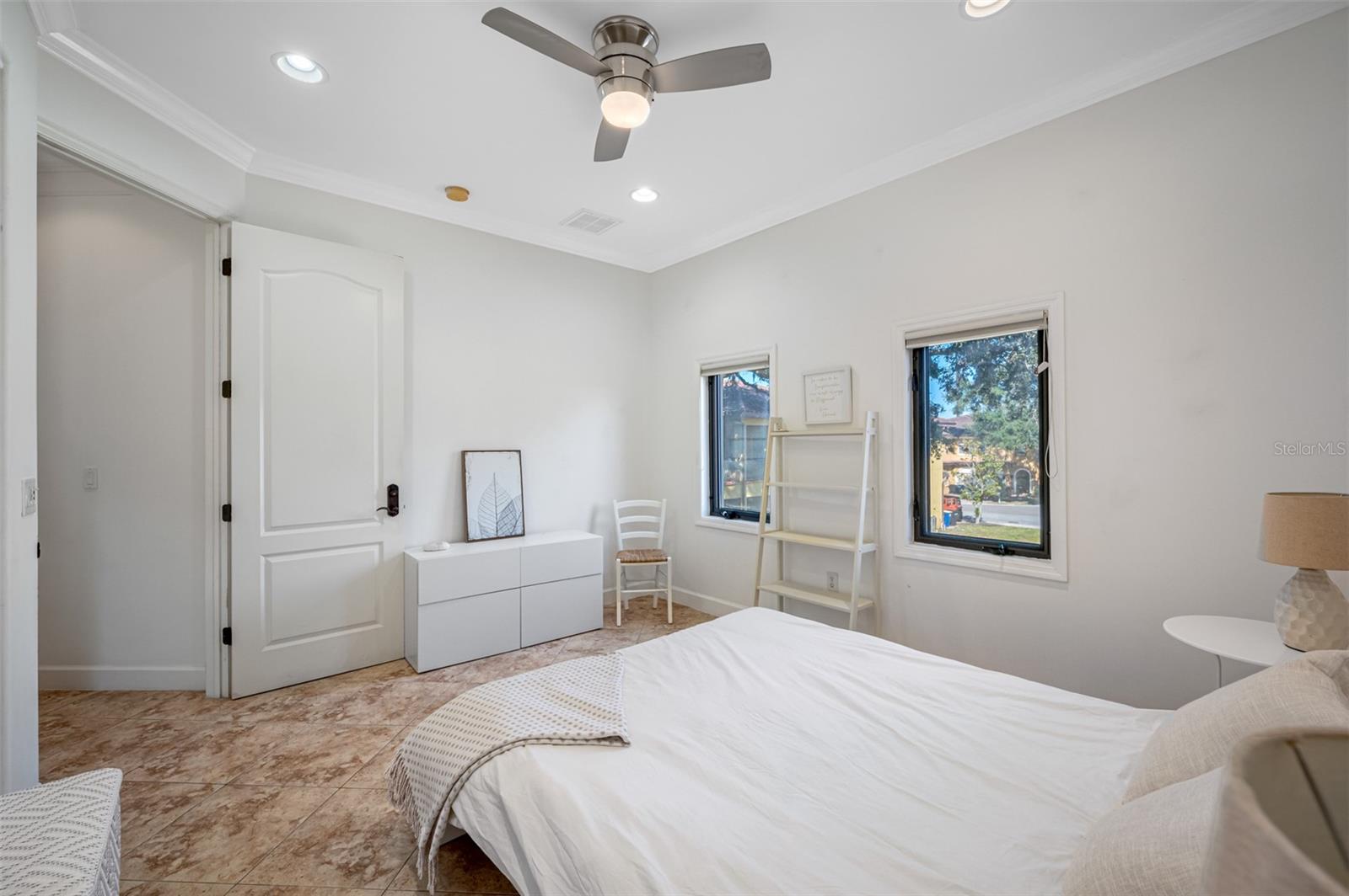 Upstairs guest bedroom (3)