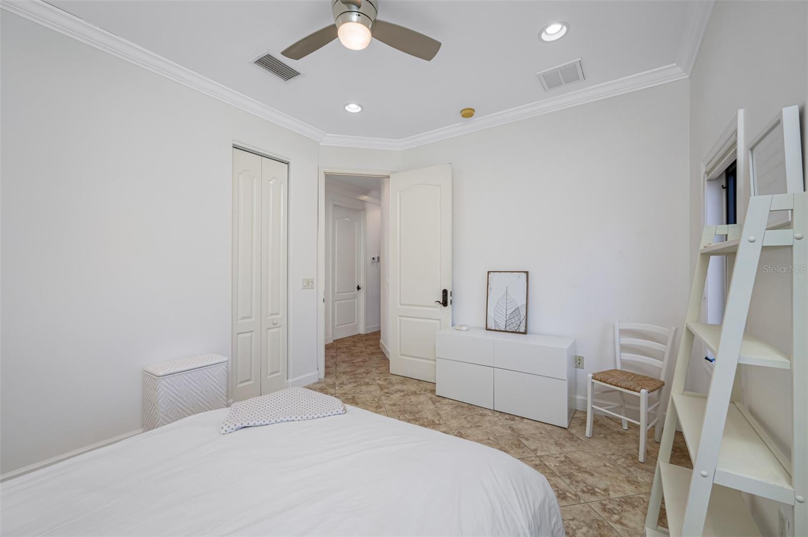 Upstairs guest bedroom (3)