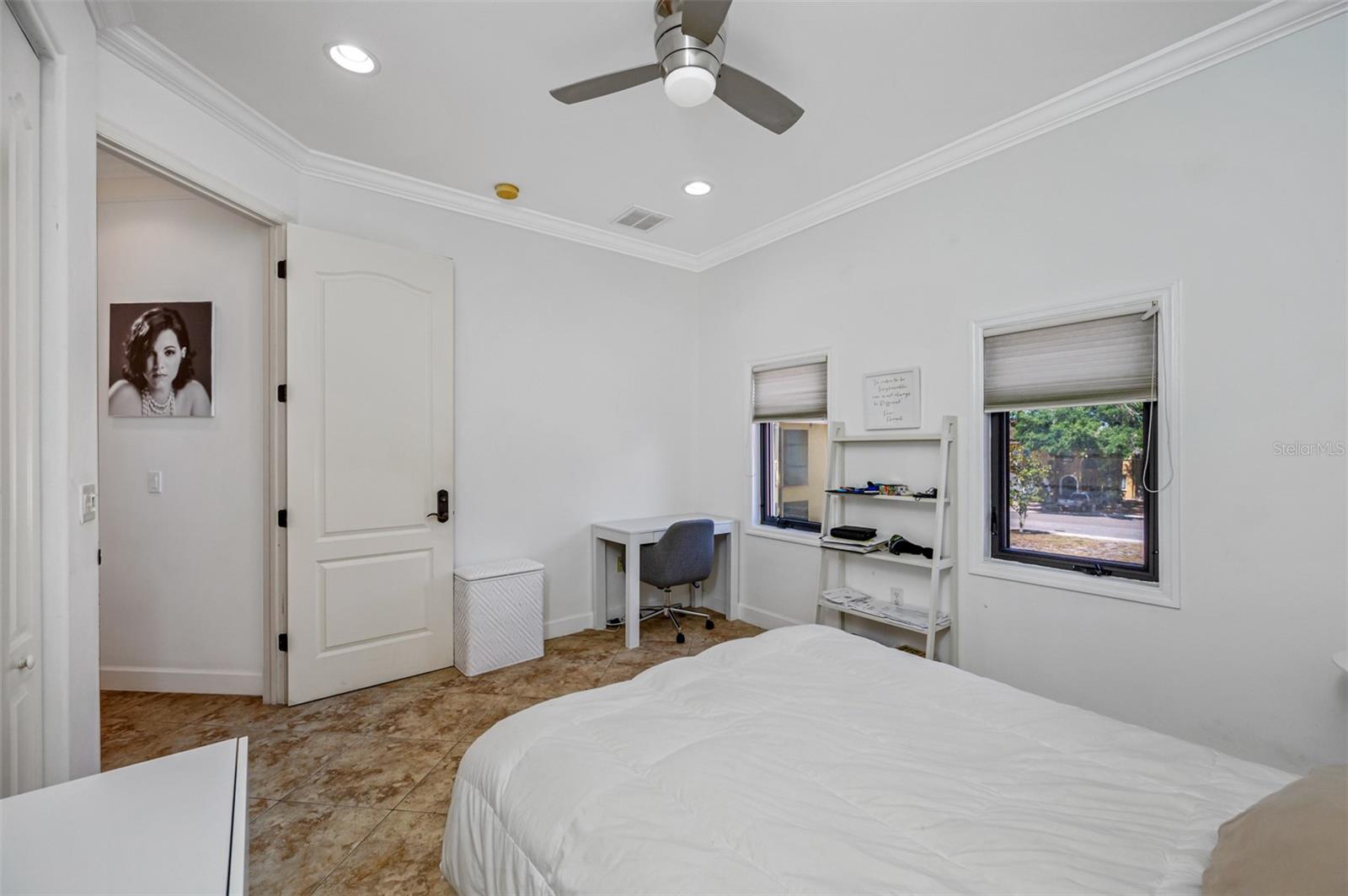 Upstairs guest bedroom (3)