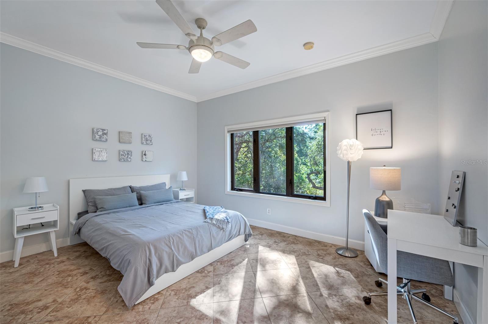 Upstairs guest bedroom (4)