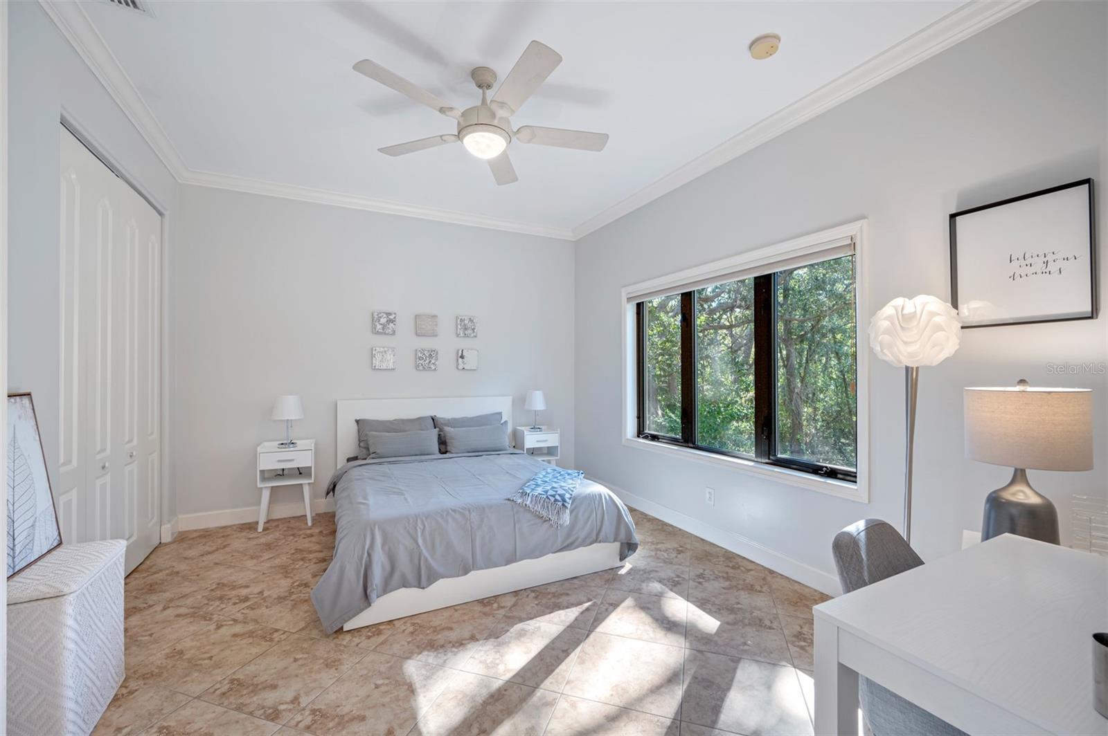 Upstairs guest bedroom (4)
