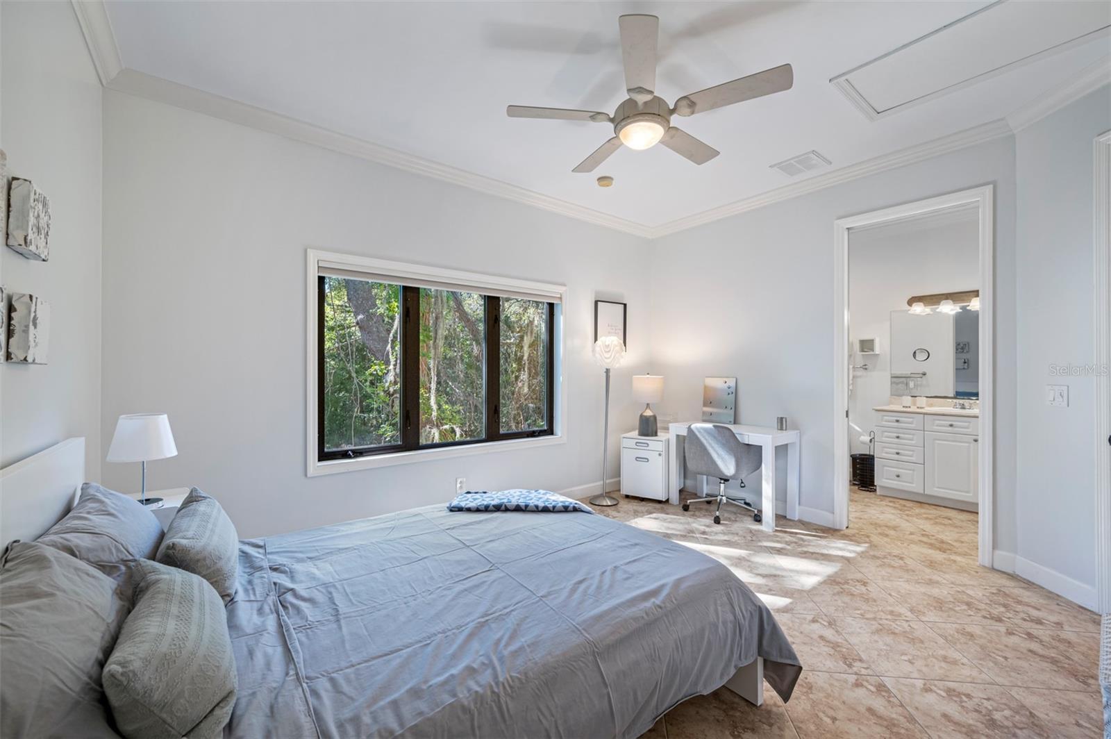 Upstairs guest bedroom (4)