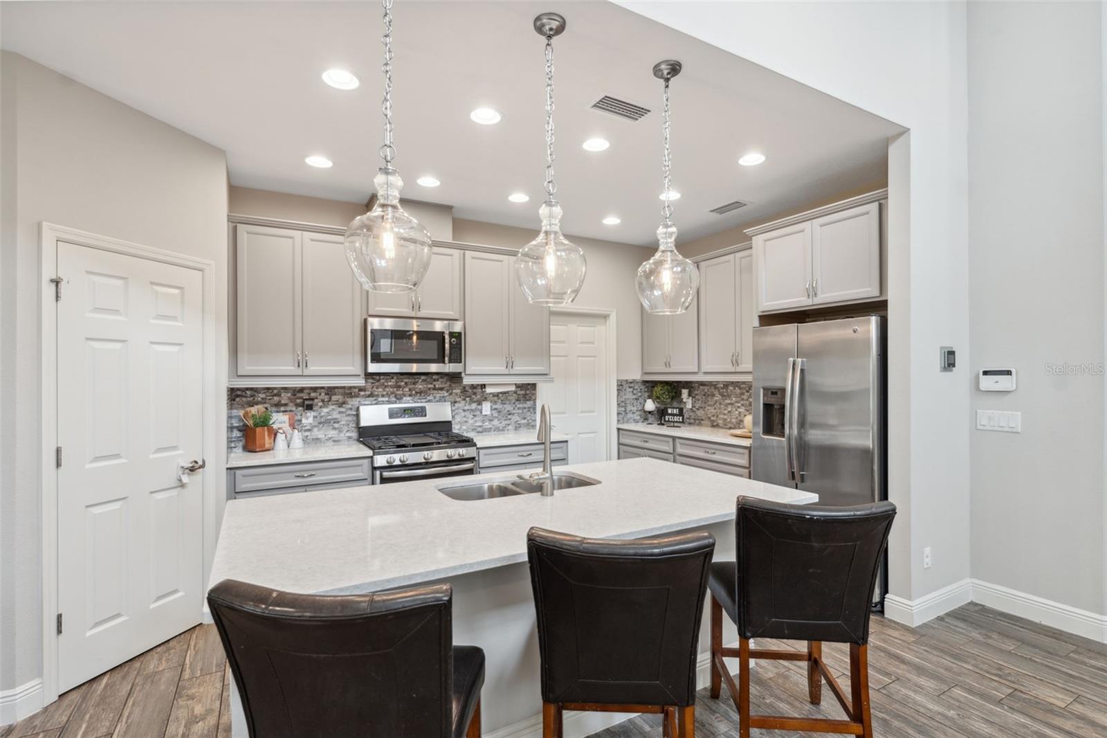 Quarz Counters and lots of light