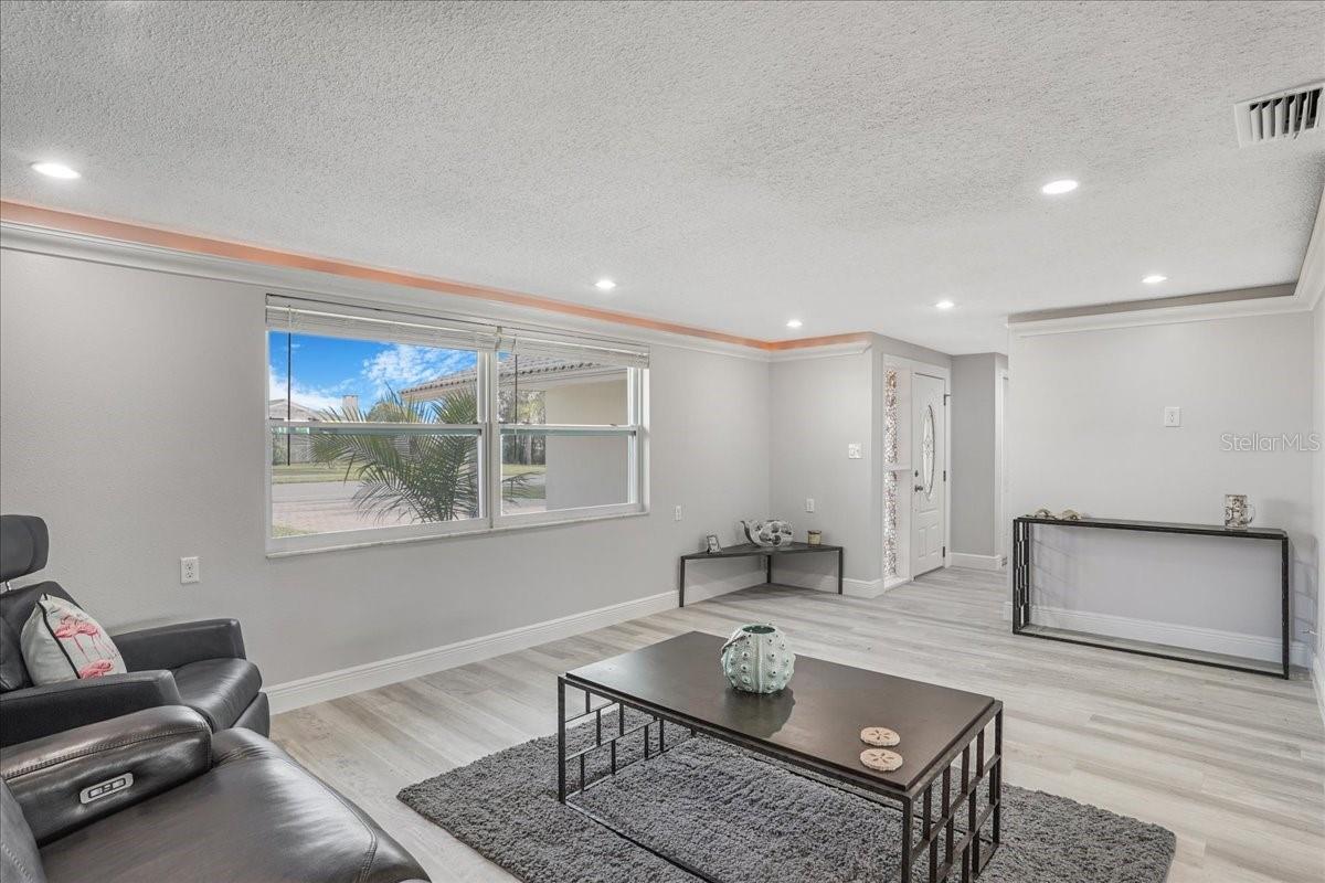 crown molding with up lighting