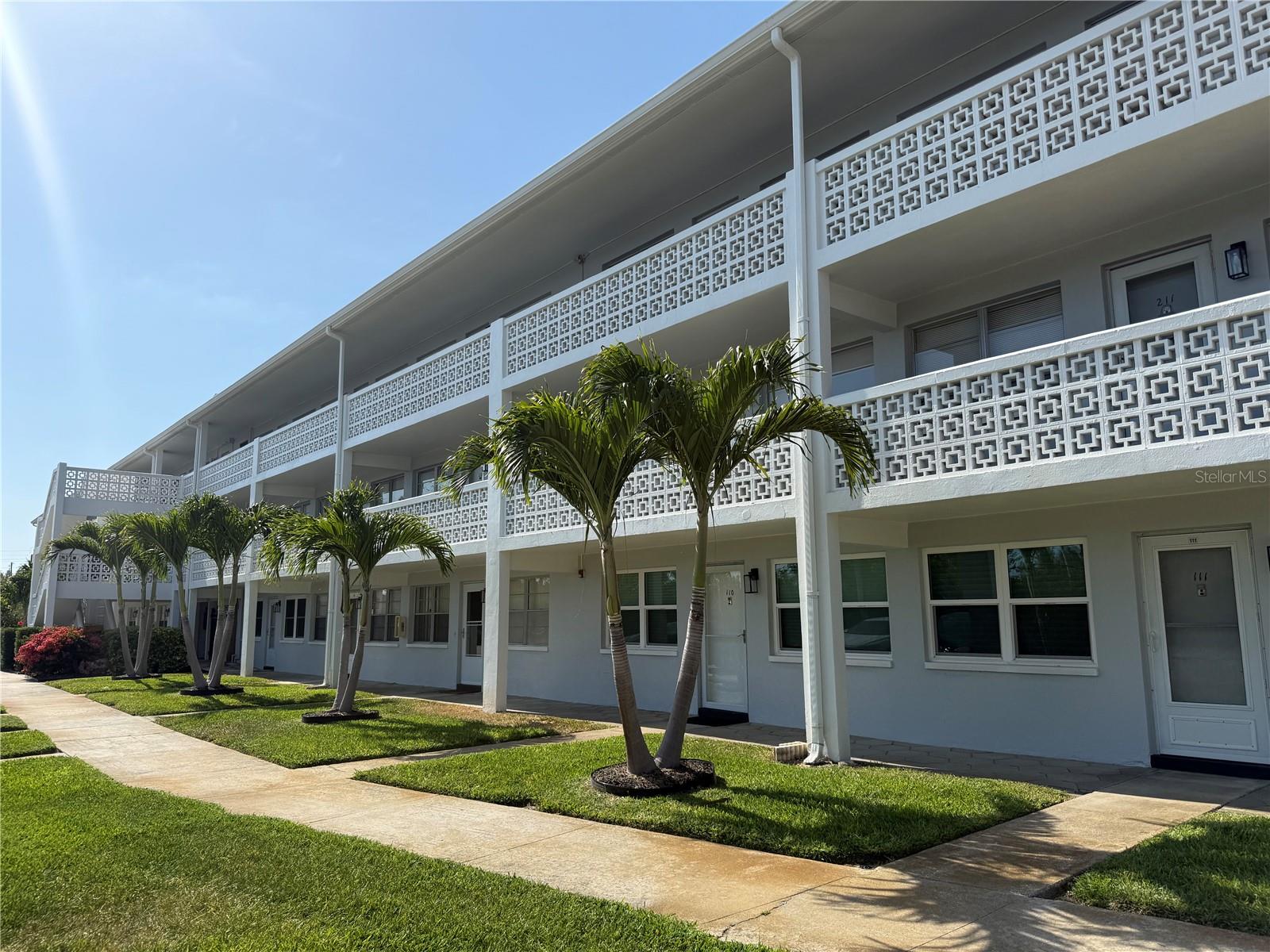 Welcome home to Winston Gateway - meticulously maintained 55+ community in beautiful St. Petersburg.