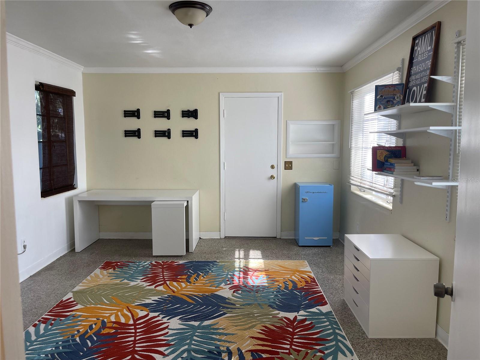 Studio/1 bedroom Apartment in back
