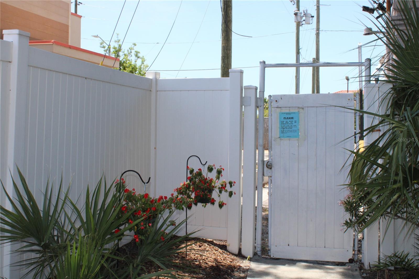 Locked community gate for easy access to Wal Mart, Dunkin Donuts, Texas Roadhouse and much more.