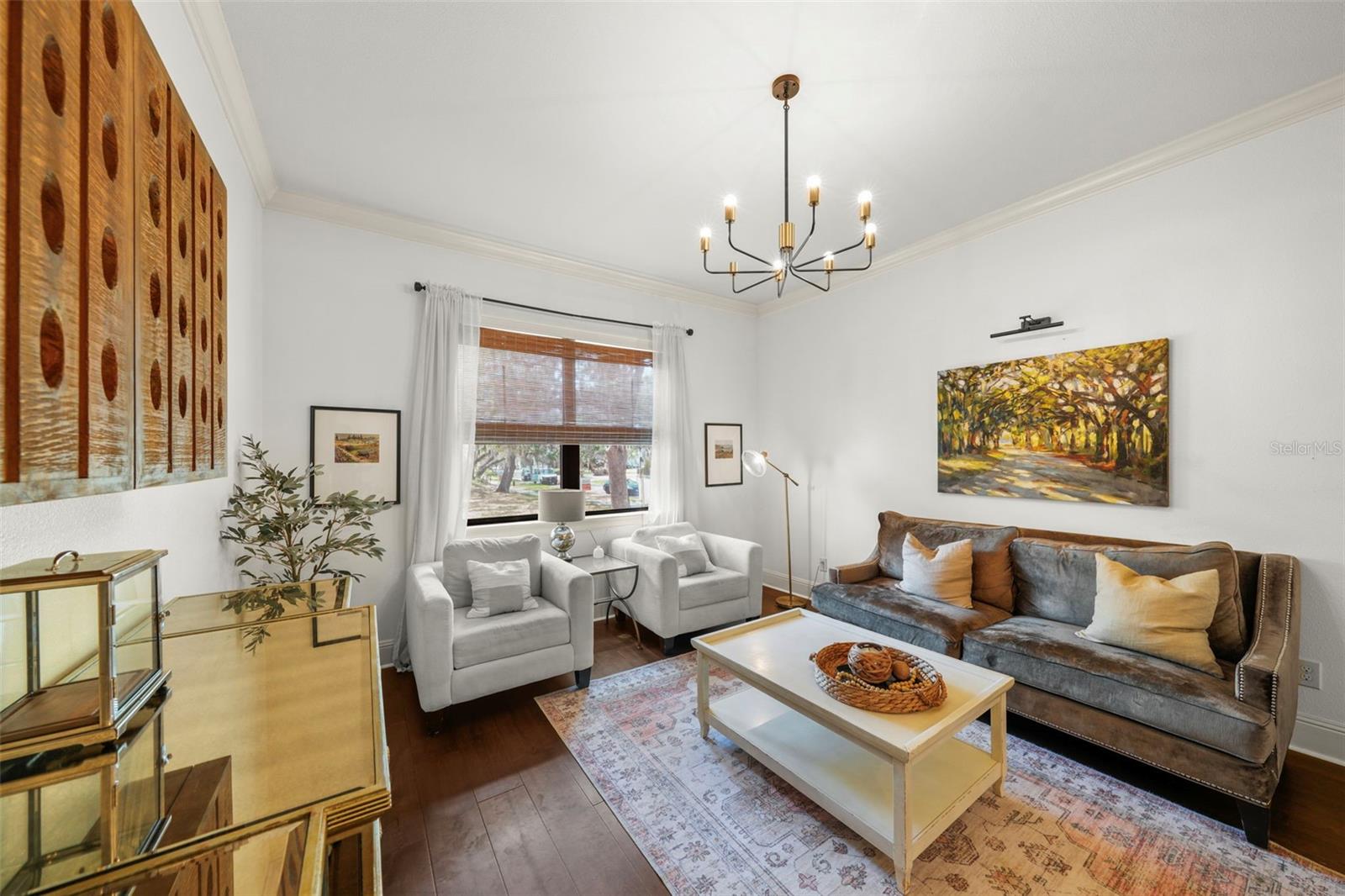 Formal living or dining room