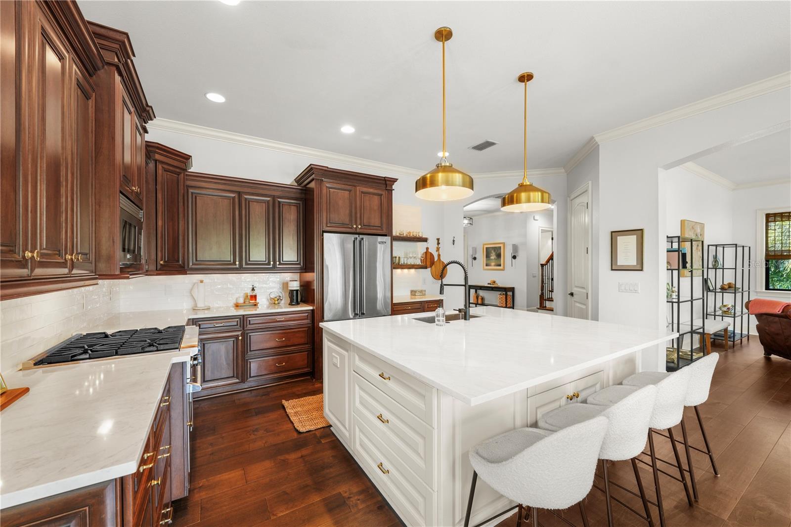 Viking appliances and quartz countertops