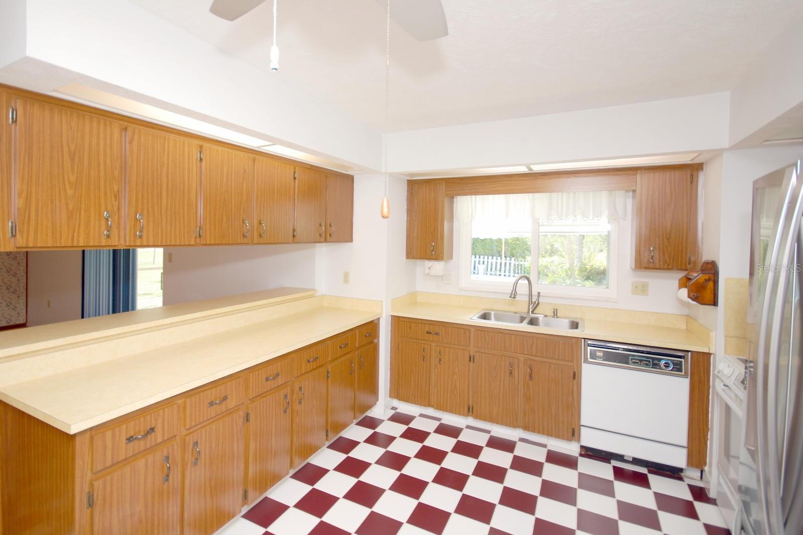 Large 20 ft Eat-In Kitchen