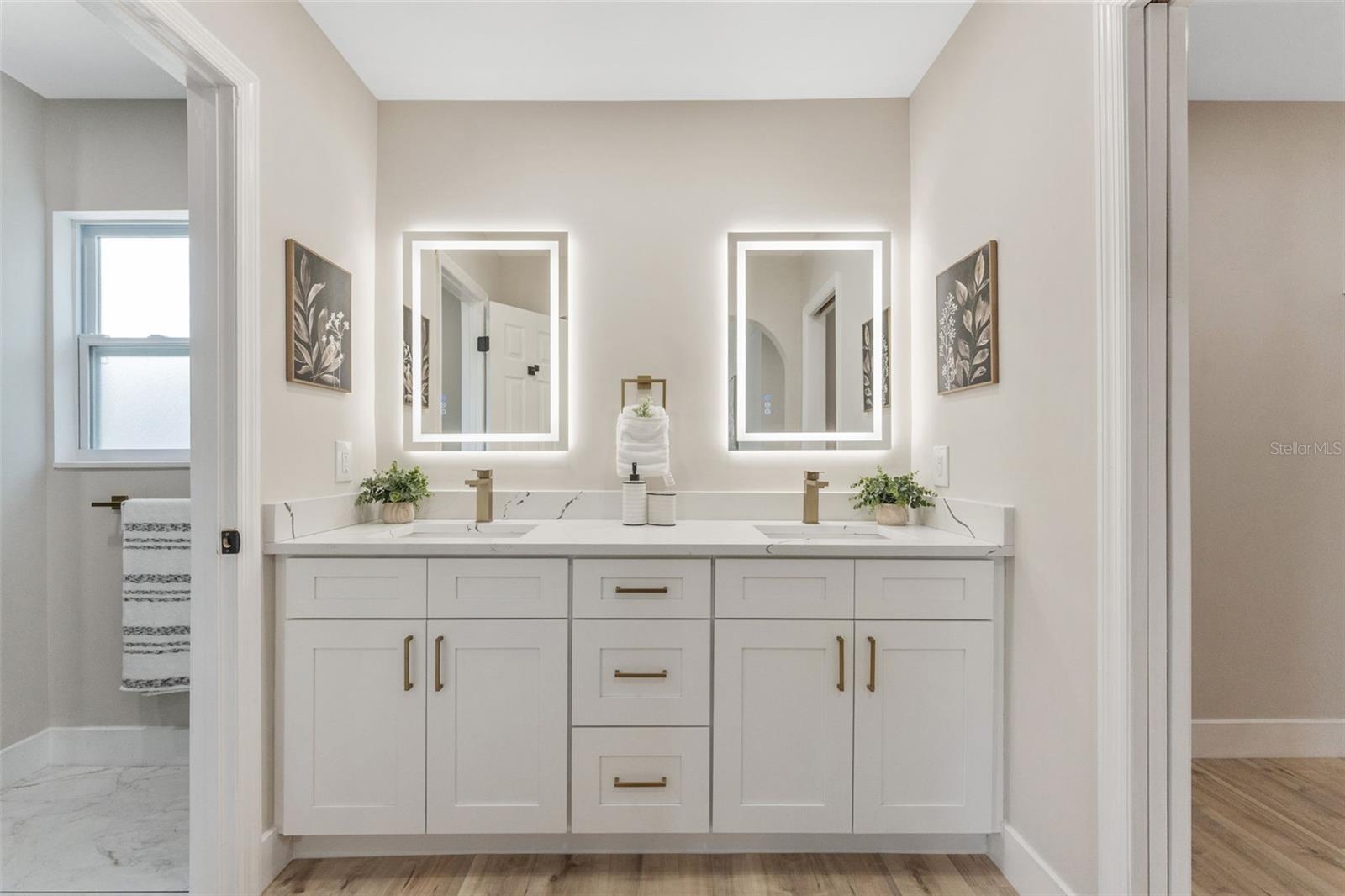 En-suite primary bathroom
