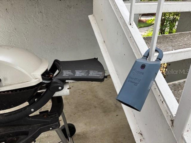 Realtor Supra lkbx cbs on railing not front door