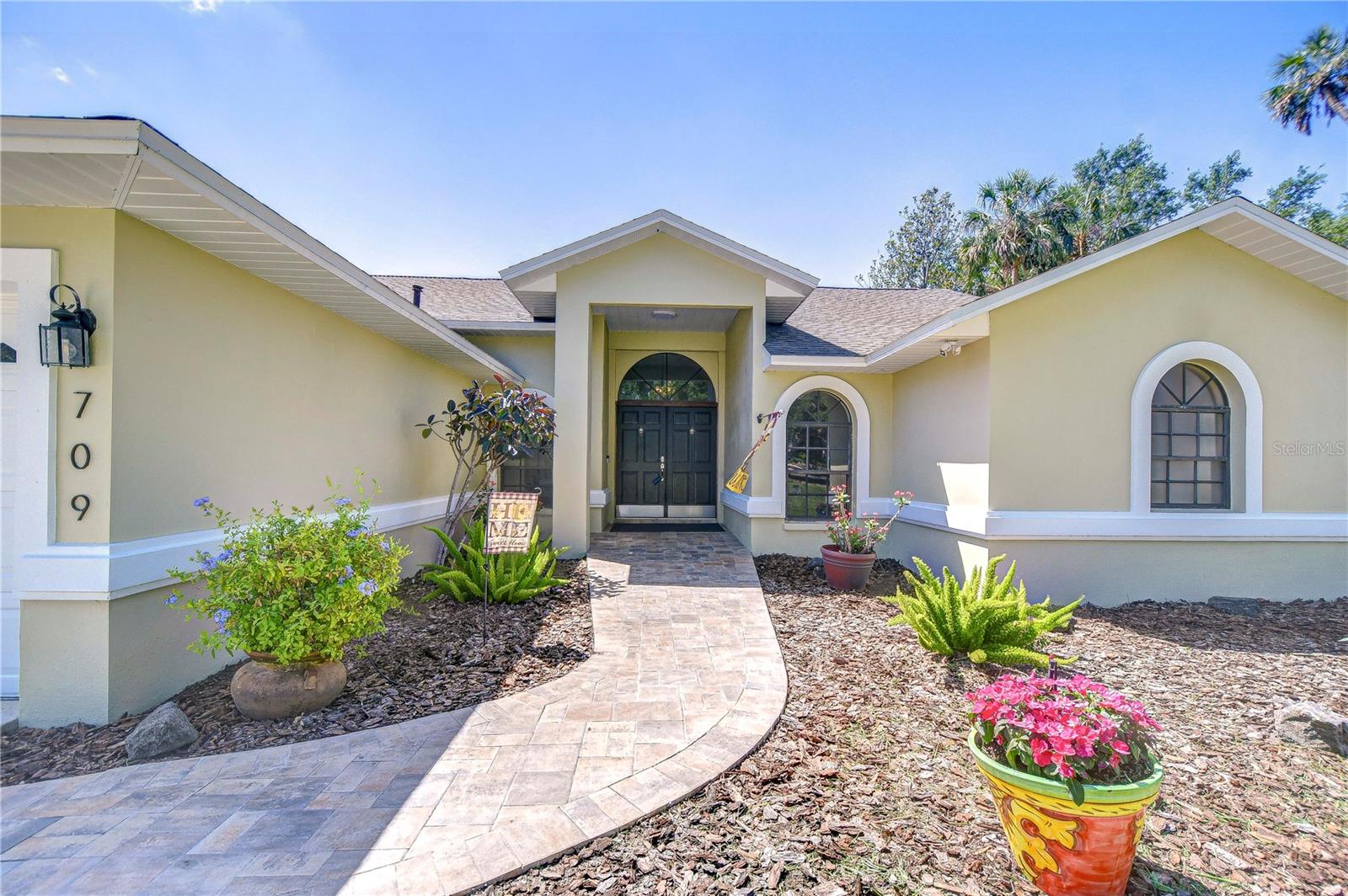 Beasutiful landscaped front yard!