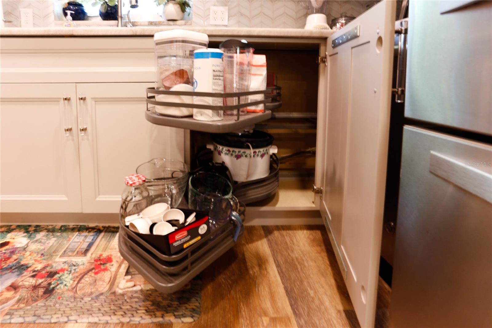 Pull-Out Corner