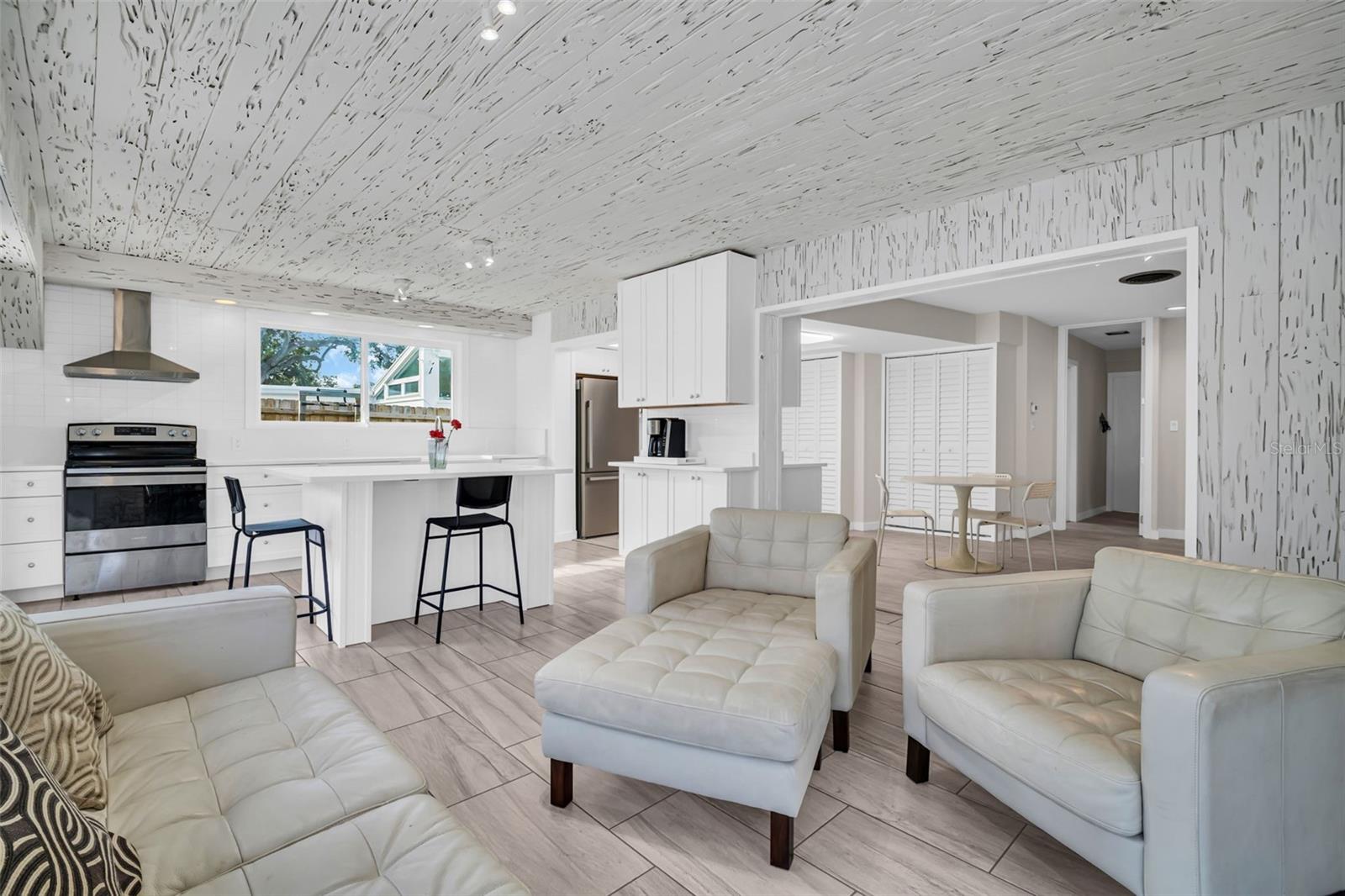 Gathering area/Wet Bar near kitchen