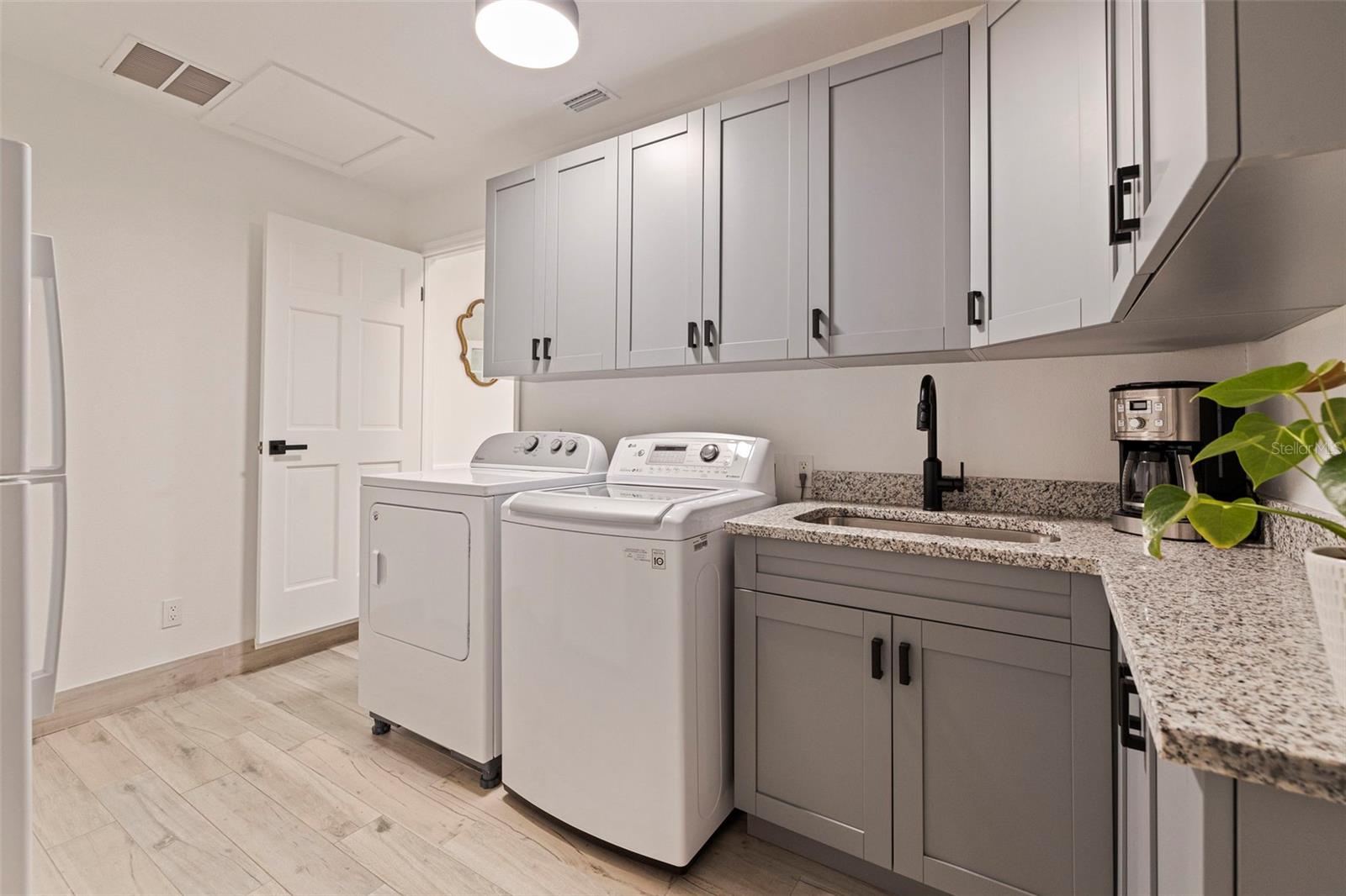 Laundry/kitchenette
