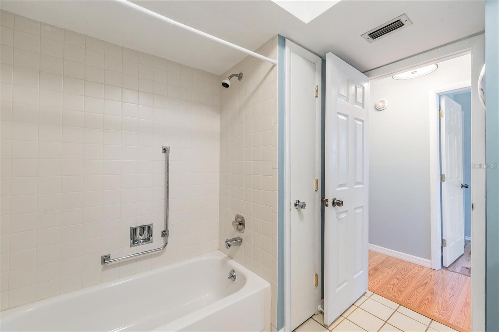 Full Guest Bath with Tub