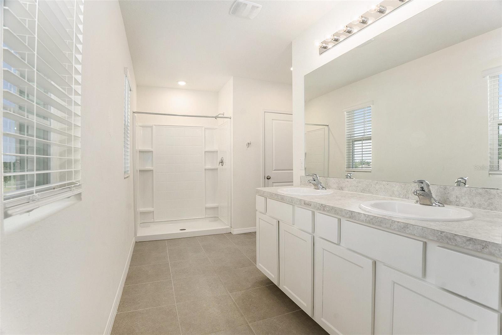Primary en-suite bathroom
