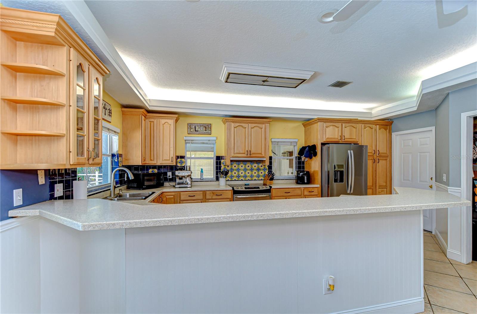 Spacious breakfast bar!